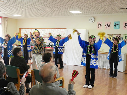 敬老会の職員出し物