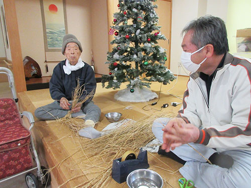 玄関に掲げるメガネ型のお飾り作り