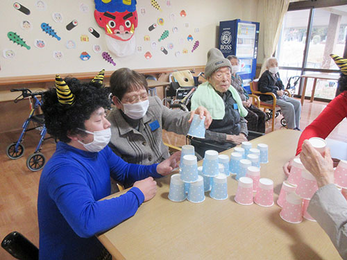 節分行事で紙コップ積み上げゲーム